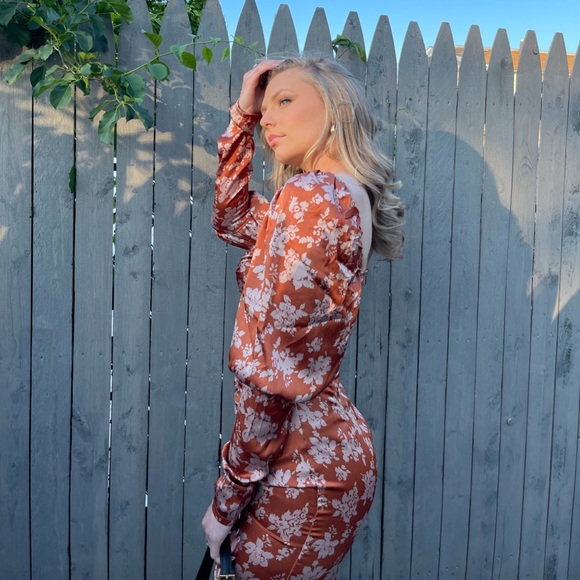 Rust Puff Sleeve Ruched Detail Frill Hem Midi Dress - Picture 3 of 6